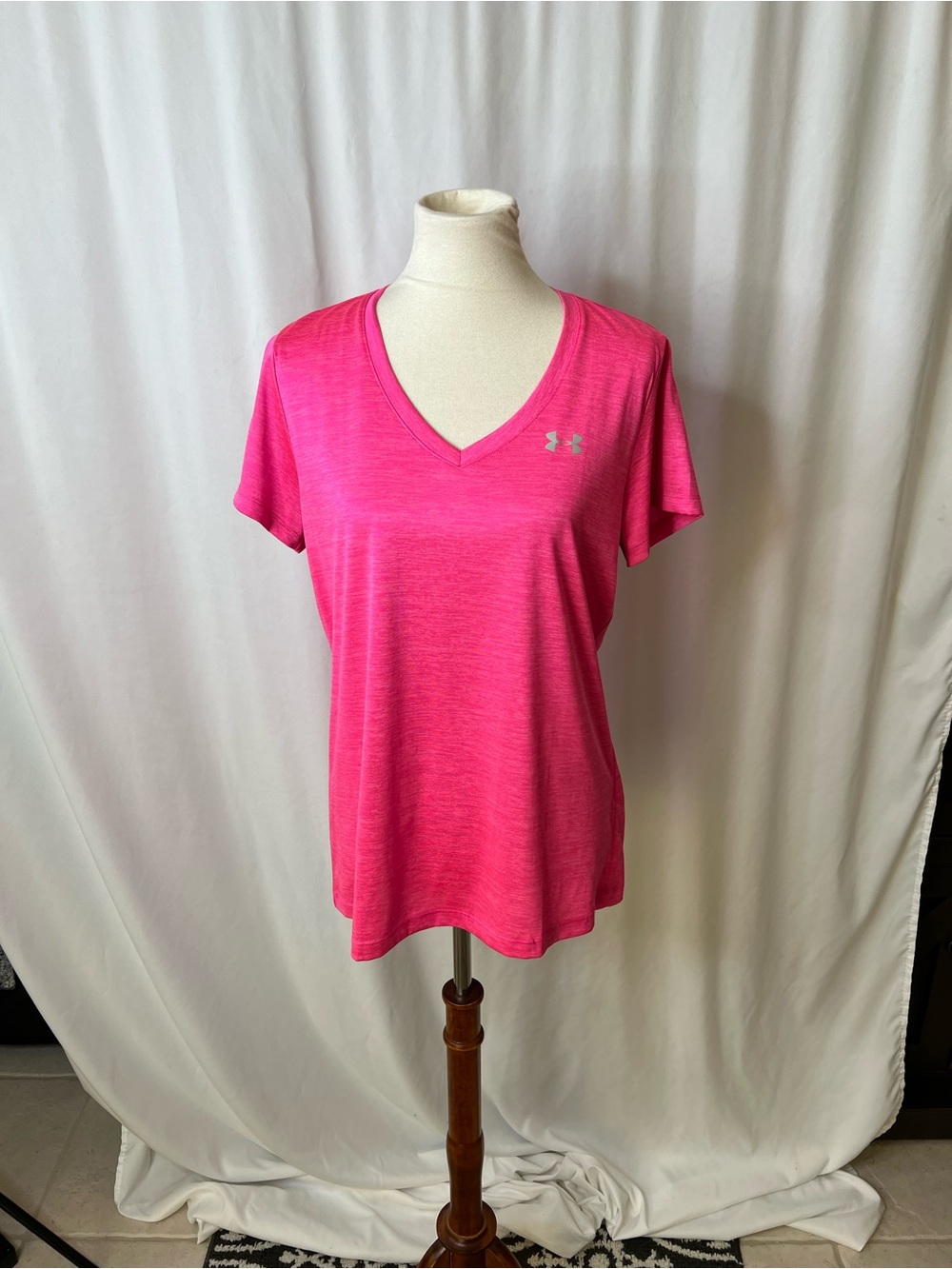 Under Armour HeatGear Pink V-Neck Athletic Tee – Size Large